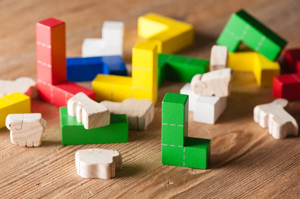 カラフルな木製のパズルブロックおもちゃや木製の動物幾何学的な形状を持つ木製の建設ブロック — ストック写真