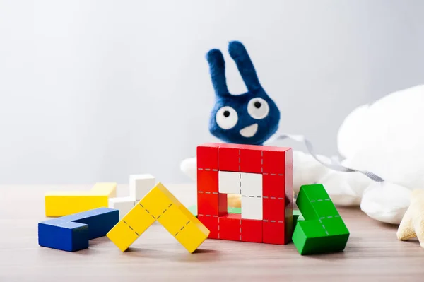 Barevné Dřevěné Puzzle Bloky Hračky Dřevěné Stavební Bloky Geometrickými Tvary — Stock fotografie