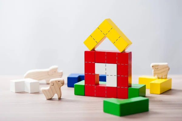 Bunte Holzpuzzlesteine Spielzeug Und Holztiere Holzbausteine Mit Geometrischen Formen — Stockfoto