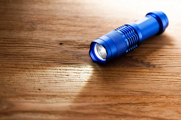 Blå Anodiserad Aluminiumficka Led Ficklampa För Vardagsbruk Edc Grunt Skärpedjup — Stockfoto