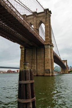 Brooklyn Köprüsü bulutlu içinde