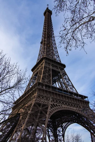 Torre Eiffel Entre Los Árboles — Foto de Stock