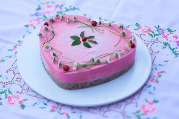 Veganer Erdbeerkuchen Herzform Stockfoto