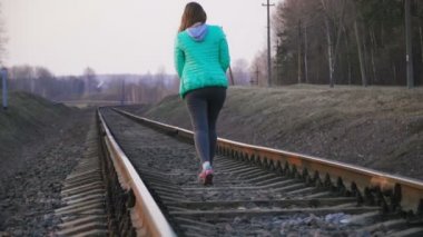 şirin genç kız raylar üzerinde yürüme. Treni kaçırdım. güvenlik ihlali