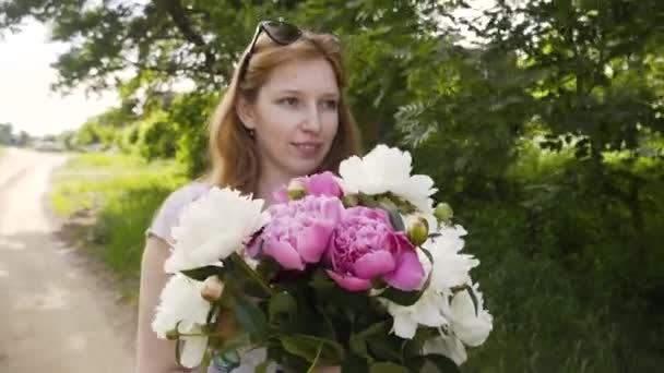 Çiçek Bir Buket Ile Çekici Kız Köyde Yolda Kırmızı Beyaz — Stok video