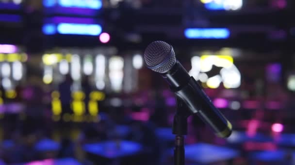 Close Microfone Palco Stand Bar Noite Início Levante Noite Uma — Vídeo de Stock