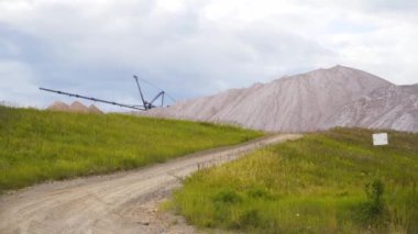 cüruflara giden yol. dünyanın en büyük potasyum tuzu yatağı. potasyum tuzu endüstriyel üretim. atık kaya yapay höyük.