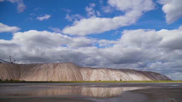 Montones Bofetadas Fondo Cielo Azul Depósito Más Grande Del Mundo — Vídeo de stock