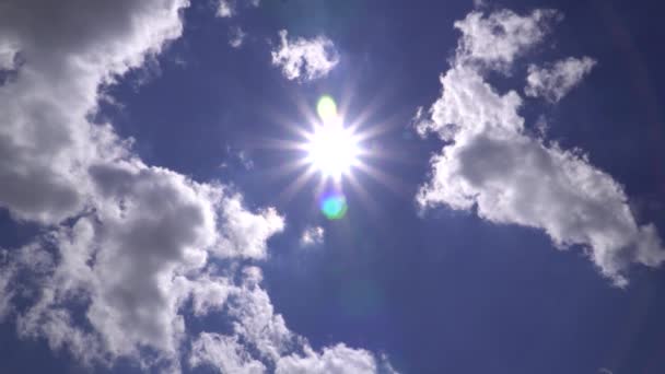 雲と美しい澄んだ青い空に対して明るい太陽 空に積雲 晴れた夏の天気 休日の気分 異常気象 温度の異常な上昇 — ストック動画