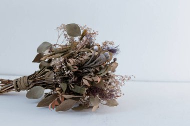 Beyaz arkaplanda kuru buket