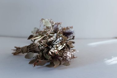 Beyaz arkaplanda kuru buket