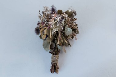 Beyaz arkaplanda kuru buket