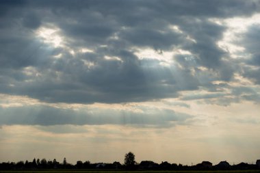 Mavi gökyüzü güneş ışınları ile