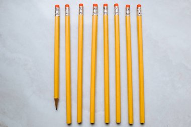 hafif arka planda turuncu kalemler, grafik kalem, kalem için cam.
