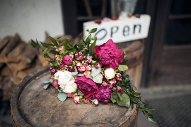 Düğün buketi, ahşap arka planda çiçekler.