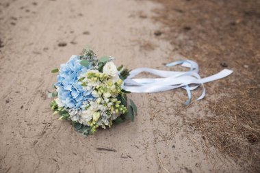 Düğün buketi, arka planda mavi çiçekler, çiçekli gelin.