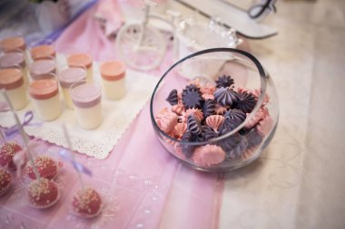 Tatlılar şenlik masasında, düğün, doğum günü, tatlı masa, pembe ve mor krema