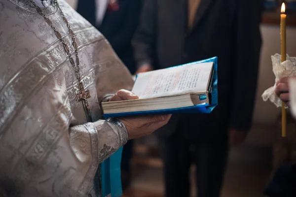 Libro Nelle Mani Sacerdote Chiesa Matrimonio — Foto Stock