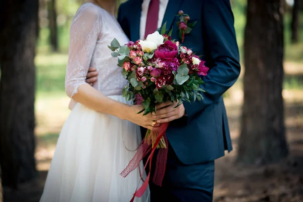 婚礼新娘花束 粉色花朵 背景为人与自然 — 图库照片