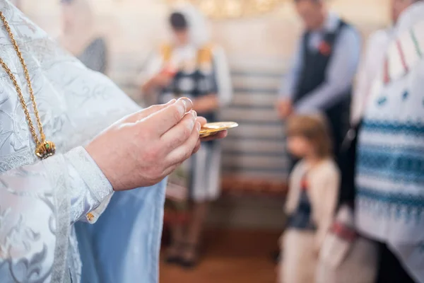 Anéis Casamento Nas Mãos Sacerdote Igreja Casamento — Fotografia de Stock