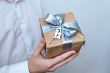 Babalar Günü 'nde hediye paketi ve aletler. Bayram hediyesi olarak.