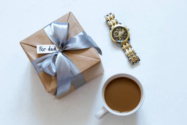 Bir fincan kahve ve aksesuarla birlikte hediye paketi. Babalar günü için masanın üstünde tadilat için. Bayram için bir hediye.