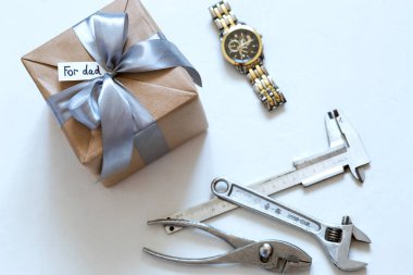 Bir fincan kahve ve aksesuarla birlikte hediye paketi. Babalar günü için masanın üstünde tadilat için. Bayram için bir hediye.