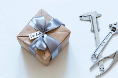 Bir fincan kahve ve aksesuarla birlikte hediye paketi. Babalar Günü 'nde tadilat için masanın üstünde duruyor.