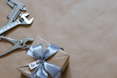 Saat ve aksesuarlarla birlikte hediye paketi. Babalar günü için masadaki onarım için.