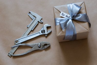 Saat ve aksesuarlarla birlikte hediye paketi. Babalar günü için masadaki onarım için.