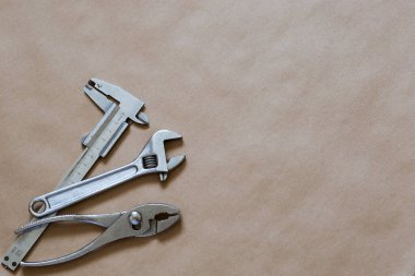 Bir fincan kahve, saat ve aksesuarla birlikte hediye paketi. Babalar Günü için masanın üzerinde onarım için.