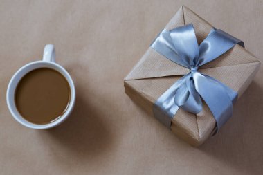 Masada bir fincan kahveyle el işi hediyesi.