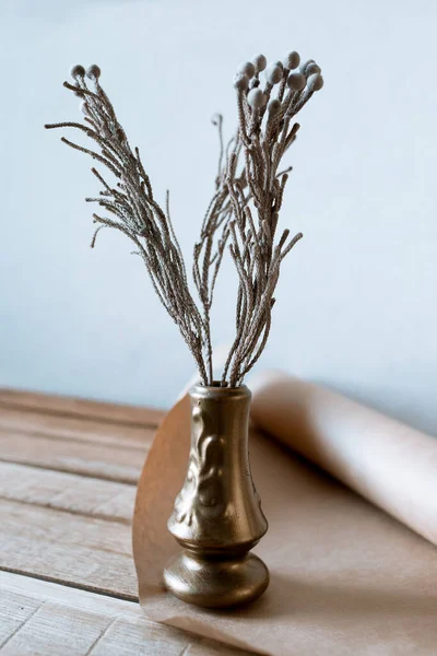 Trocknen Viele Blumen Einer Goldenen Vase Auf Einem Holztisch Mit — Stockfoto