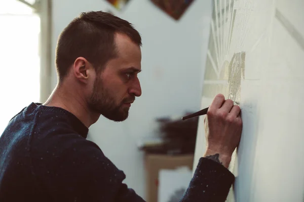 Artista sério enquanto desenho — Fotografia de Stock