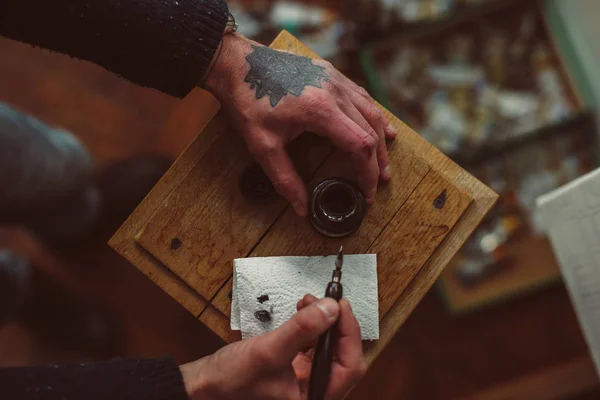 Ręce Artysty Pióro Atrament Rysowania Drewnianym Stole — Zdjęcie stockowe