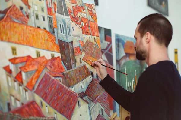 Чоловік малює барвисте місто — стокове фото