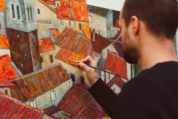 Hombre está pintando ciudad colorida —  Fotos de Stock