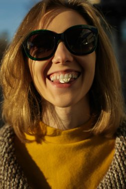 Gülen kadın sakız çiğniyor