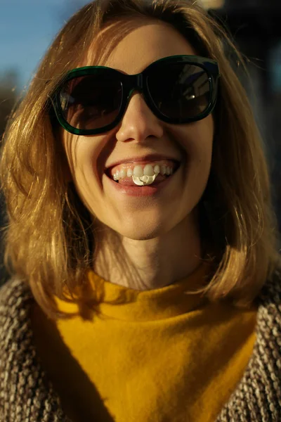 Gülen kadın sakız çiğniyor