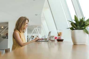 Ciddi kadın kahve içme ve çalışma