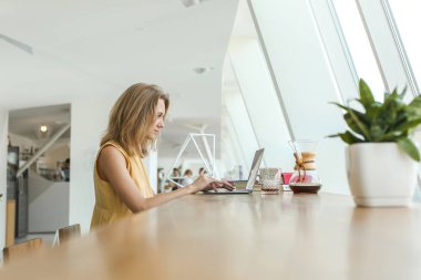 Ciddi kadın kahve içme ve çalışma