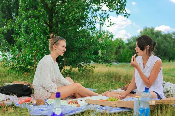 Meisjes op picknick — Stockfoto
