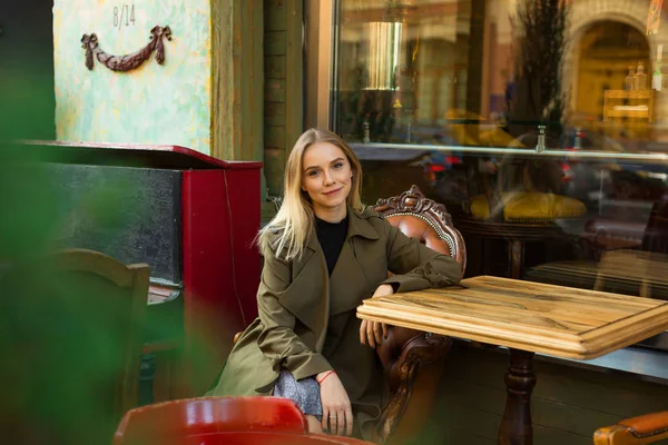 Mujer atractiva en café antiguo — Foto de Stock