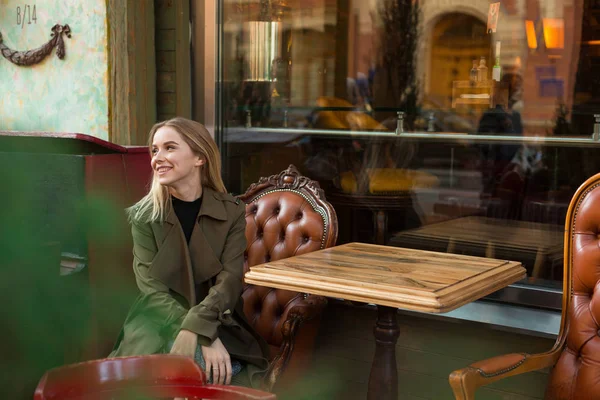 Mujer feliz en hermosa cafetería — Foto de Stock