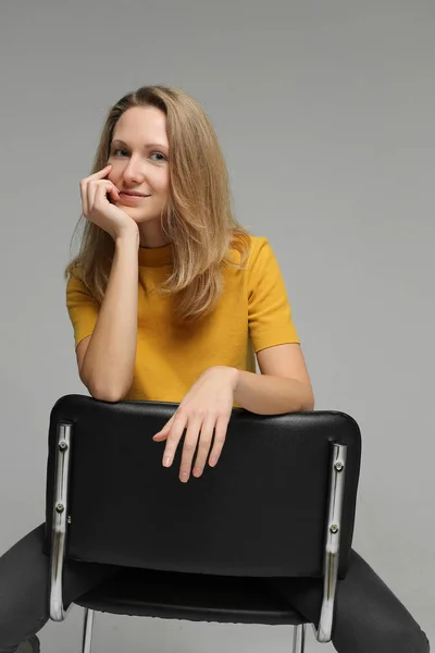 Retrato de mujer joven en silla — Foto de Stock