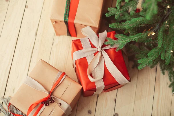 Xmas ağacı yakındaki kaydırılmış kutuları