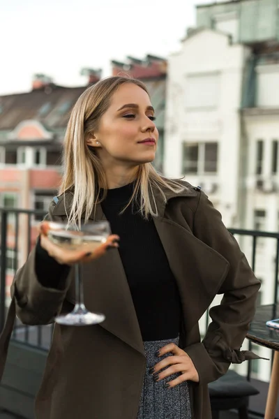 Posando mujer con tallo de vidrio — Foto de Stock