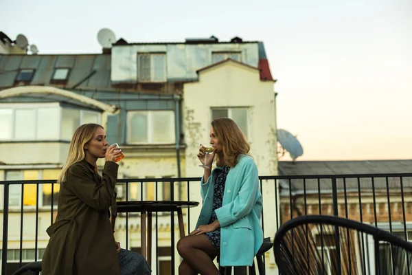 Девушки в кафе на крыше — стоковое фото