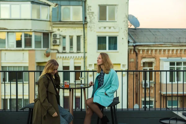 Girls in cafe on rooftop — Stock Photo, Image