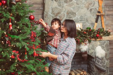 İskandinav Noel iç yürümeye başlayan çocuk ile anne